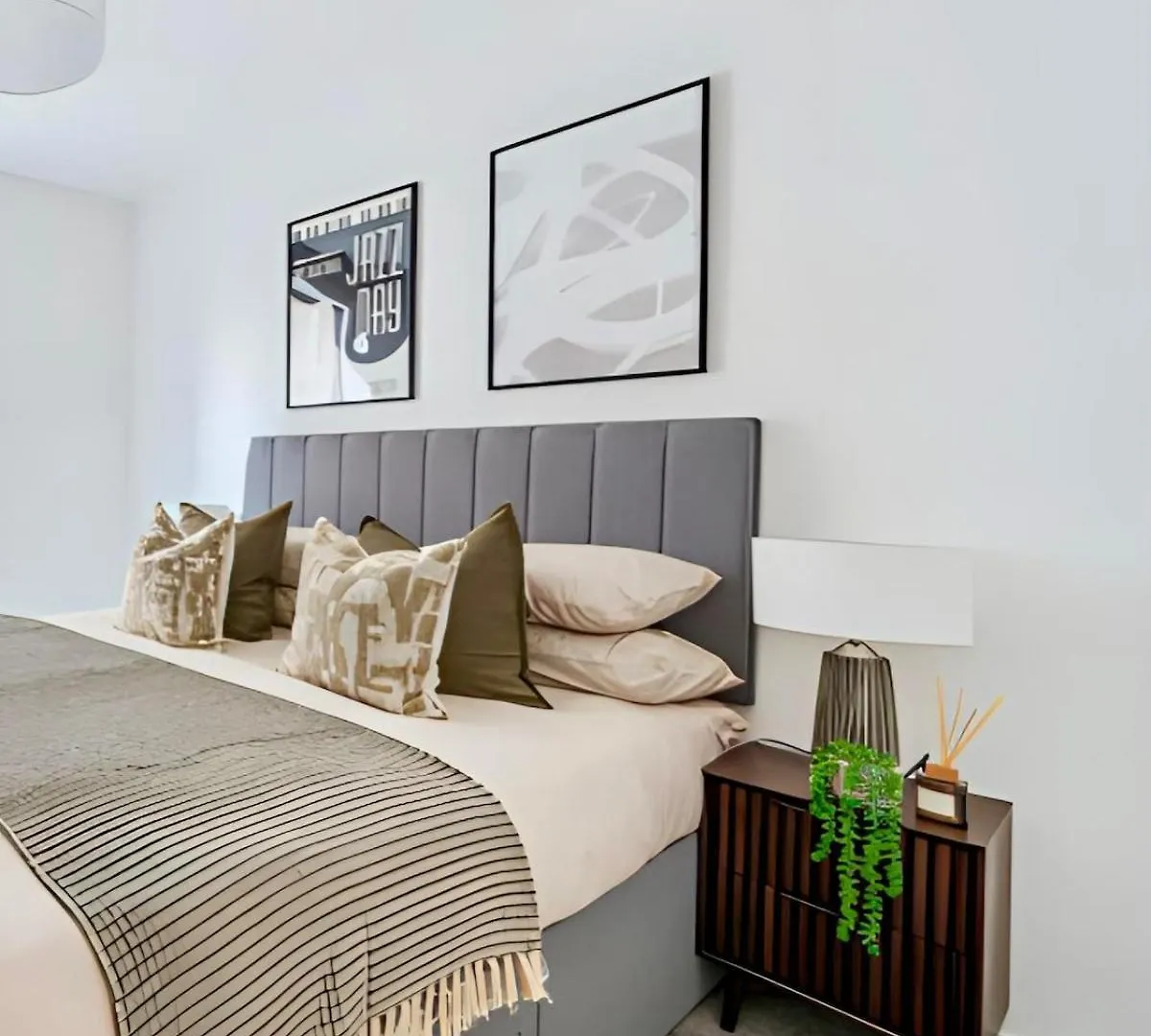 Contemporary City Living Chic Apartment In London